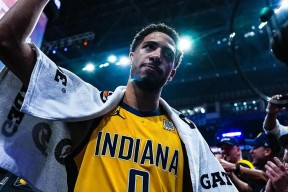 爱游戏体育-关于西亚卡姆回归赛场，挺进下一轮首场状态亮眼，快船观众沸腾！的信息